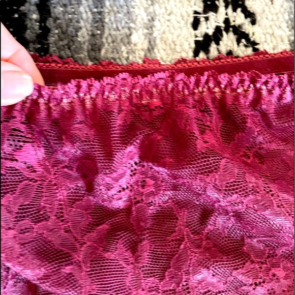 VS Garter Skirt Set - Picture 13 of 13